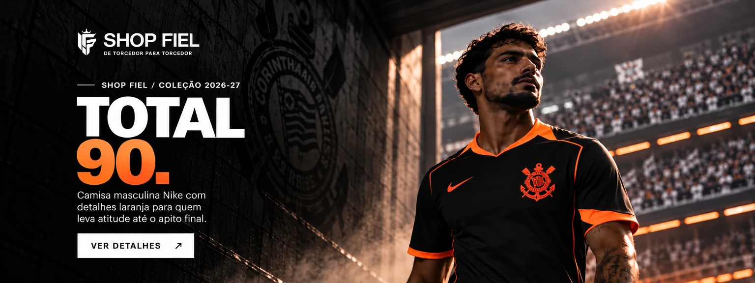 Arte cinematográfica da Shop Fiel: modelo vestindo camisa preta com detalhes laranja inspirada na Total 90 do Corinthians.